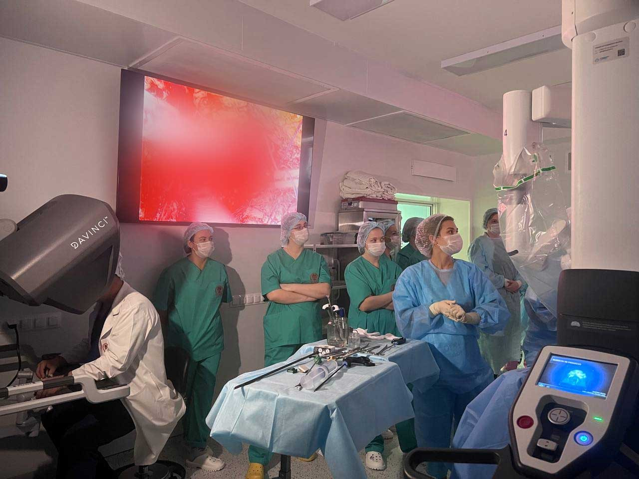 Фото со специализированного обучающего курса для операционных сестёр «Операционная сестра в робот-ассистированной хирургии»